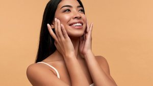 Os cuidados com a pele devem começar antes dos 30 anos (Imagem: ORION PRODUCTION | Shutterstock)