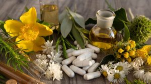 Compreender quando recorrer à "farmácia da natureza" e quando optar pela "farmácia de balcão" é a chave para uma vida mais saudável (Imagem: Sissoupitch | Shutterstock)