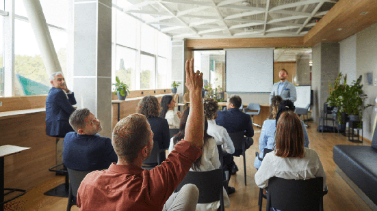 Os melhores resultados costumam surgir quando a empresa combina conhecimento interno com apoio de profissionais externos (Imagem: Studio Romantic | Shutterstock)