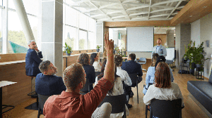 Os melhores resultados costumam surgir quando a empresa combina conhecimento interno com apoio de profissionais externos (Imagem: Studio Romantic | Shutterstock)
