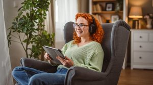 Reconhecer o TEA na fase adulta é um passo importante para garantir direitos e inclusão (Imagem: Miljan Zivkovic | Shutterstock)