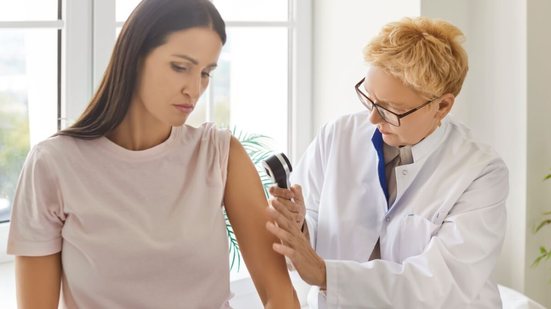 Sinais na pele podem indicar a necessidade de consultar um dermatologista (Imagem: Studio Romantic | Shutterstock)