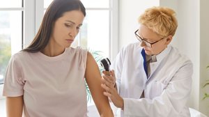 Sinais na pele podem indicar a necessidade de consultar um dermatologista (Imagem: Studio Romantic | Shutterstock)