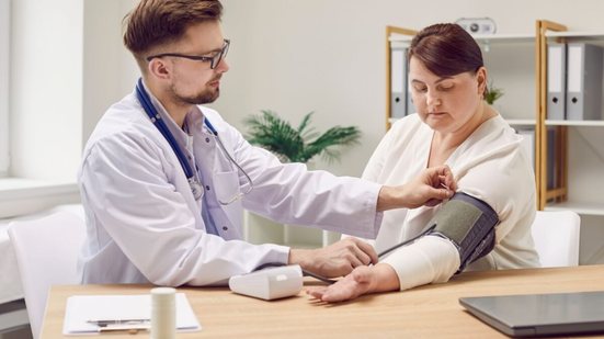 É fundamental que qualquer sintoma persistente ou incomum seja avaliado com atenção (Imagem: Studio Romantic | Shutterstock)