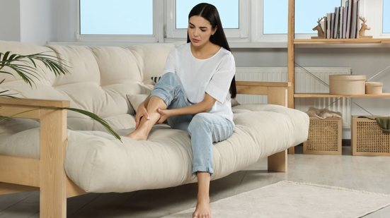 Alguns sintomas podem indicar problemas circulatórios (Imagem: New Africa | Shutterstock)