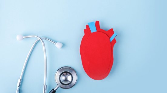 Sintomas menos óbvios podem estar relacionados a problemas no coração (Imagem: FamStudio | Shutterstock)