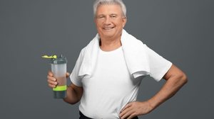 O uso de alguns suplementos alimentares é benéfico para os idosos (Imagem: Africa Studio | Shutterstock)