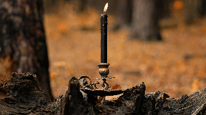 A crença popular de que a vela preta está ligada a energias negativas não corresponde ao seu simbolismo em diversas tradições espiritualistas, esotéricas e religiosas (Imagem: ju_see | Shutterstock)