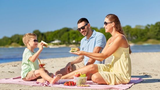 Cuidar da saúde no verão é essencial para aproveitar o sol, o lazer e os encontros com mais segurança e bem-estar (Imagem: Ground Picture | Shutterstock)