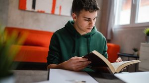 Organizar os estudos é o primeiro passo para alcançar bons resultados nos vestibulares (Imagem: Miljan Zivkovic | Shutterstock)