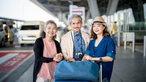 Cuidados simples ajudam a garantir a saúde e a segurança dos idosos nas viagens (Imagem: PICHES KANTHAWONG | Shutterstock)