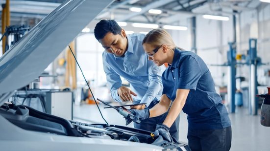 A revisão do carro é essencial para uma viagem tranquila e segura (Imagem: Gorodenkoff | Shutterstock)