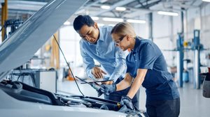 A revisão do carro é essencial para uma viagem tranquila e segura (Imagem: Gorodenkoff | Shutterstock)