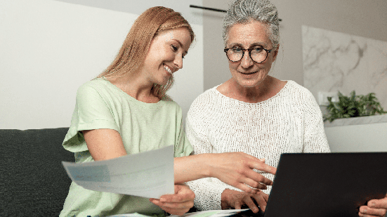 A ajuda com documentos e finanças deve preservar a autonomia e os direitos da pessoa idosa (Imagem: brizmaker | Shutterstock)