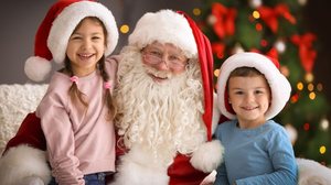 É possível transformar o encontro com o Papai Noel em uma vivência mais segura ao considerar necessidades individuais de cada criança (Imagem: New Africa | Shutterstock)