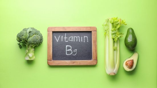 O consumo adequado de vitamina B9 ajuda a prevenir doenças no intestino e mantém o organismo saudável (Imagem: Pixel-Shot | Shutterstock)