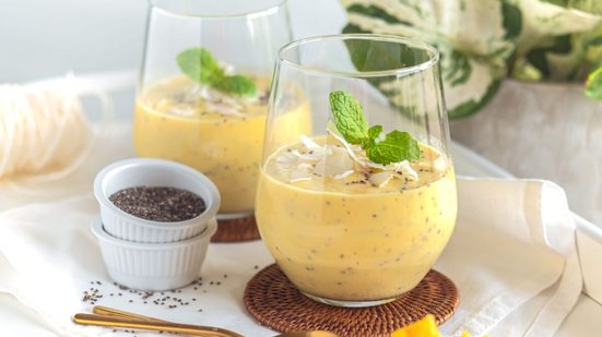 Vitamina de manga com chia e aveia (Imagem: Joanna Lawniczak | Shutterstock)