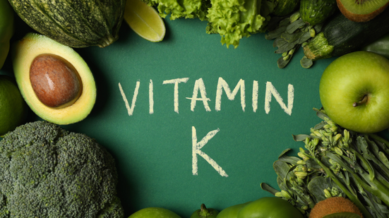 A vitamina K atua em mecanismos que ajudam a manter as artérias saudáveis ao longo da vida (Imagem: AtlasStudio | Shutterstock)