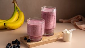 Vitamina proteica de banana com mirtilo (Imagem: Erhan Inga | Shutterstock)