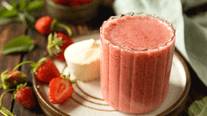 Vitamina proteica de morango (Imagem: Elena Hramova | Shutterstock)