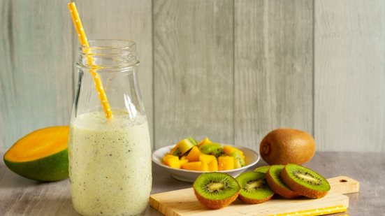 Vitamina proteica de manga com kiwi (Imagem: NADKI | Shutterstock)