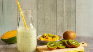 Vitamina proteica de manga com kiwi (Imagem: NADKI | Shutterstock)