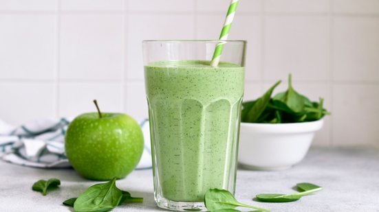 Vitamina de espinafre com maçã  (Imagem: Liliya Kandrashevich | Shutterstock)