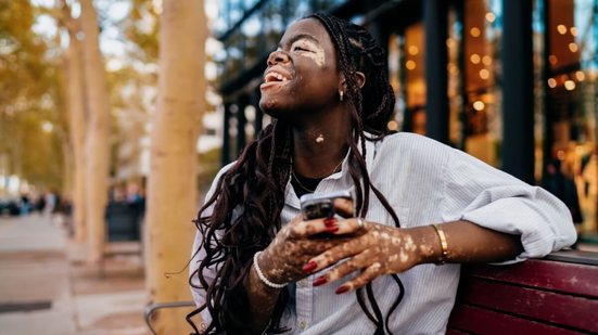 O vitiligo ocorre quando há redução ou destruição dos melanócitos, células responsáveis pela produção de melanina (Imagem: GaudiLab | Shutterstock)