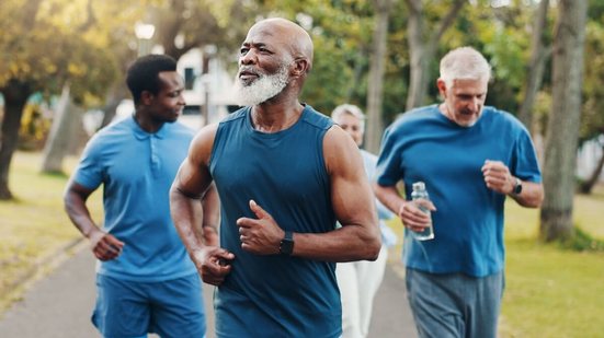 Praticar exercícios e manter uma alimentação equilibrada é uma das melhores formas de cuidar da saúde e  prevenir doenças  (Imagem: PeopleImages | Shutterstock)