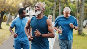 Praticar exercícios e manter uma alimentação equilibrada é uma das melhores formas de cuidar da saúde e  prevenir doenças  (Imagem: PeopleImages | Shutterstock)