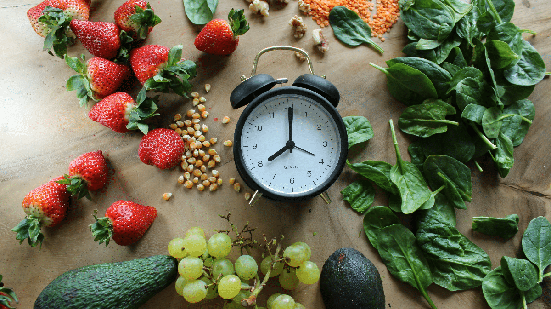O horário em que uma refeição é feita também pode estar relacionado ao funcionamento do metabolismo (Imagem: Food Photo Master | Shutterstock)
