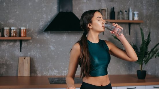 Não consumir água adequadamente pode propiciar o surgimento de infecção urinária (Imagem: dekazigzag | Shutterstock)