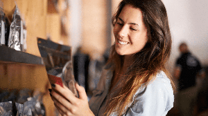 Interpretar os rótulos é uma ferramenta importante para quem busca uma alimentação mais equilibrada (Imagem: PeopleImages | Shutterstock)