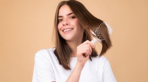 Desembaraçar o cabelo corretamente ajuda a evitar danos (Imagem: Volodymyr TVERDOKHLIB | Shutterstock)