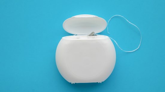 O uso do fio dental diariamente ajuda a manter a saúde da boca (Imagem: Kwangmoozaa | Shutterstock)