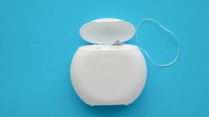 O uso do fio dental diariamente ajuda a manter a saúde da boca (Imagem: Kwangmoozaa | Shutterstock)