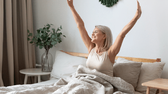 Levantar da cama parece simples, mas, dependendo da maneira, pode provocar desconforto e exigir esforço desnecessário da coluna (Imagem: fizkes | Shutterstock)
