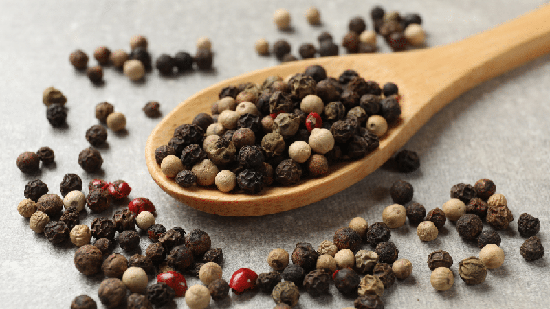 Você usa pimenta-do-reino todos os dias? Conheça os benefícios e os cuidados com a especiaria
