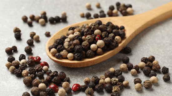 Além de conferir sabor e aroma aos pratos, a pimenta-do-reino contém compostos bioativos que vêm sendo estudados pela ciência (Imagem: New Africa | Shutterstock)