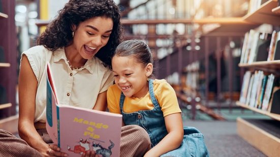 Uma seleção de leituras que acolhe emoções, fortalece vínculos e inspira crianças, educadores e famílias no início do ano escolar (Imagem: PeopleImages | Shutterstock)