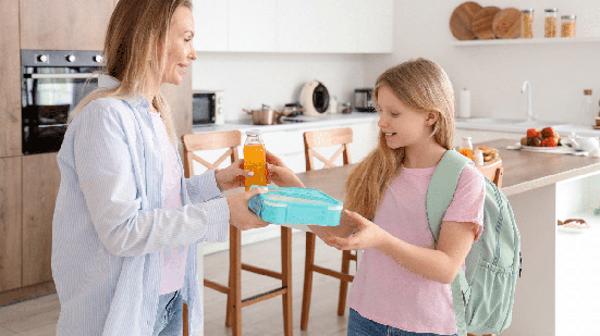 Incluir a bebida no planejamento da lancheira ajuda a compor uma refeição equilibrada e favorece a construção de bons hábitos alimentares (Imagem: Pixel-Shot | Shutterstock)