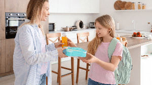 Incluir a bebida no planejamento da lancheira ajuda a compor uma refeição equilibrada e favorece a construção de bons hábitos alimentares (Imagem: Pixel-Shot | Shutterstock)