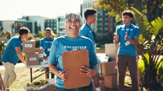 O voluntariado melhora a autoestima, combate o estresse e fortalece laços comunitários (Imagem: PeopleImages | Shutterstock)