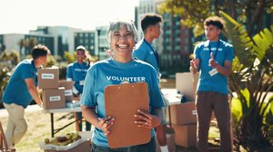 O voluntariado melhora a autoestima, combate o estresse e fortalece laços comunitários (Imagem: PeopleImages | Shutterstock)