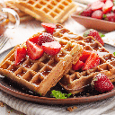 Os morangos e a calda docinha deixam esse waffle ainda mais especial (Imagem: Mikhailov Studio | Shutterstock)