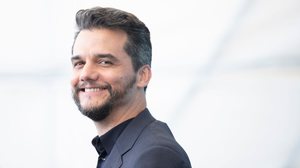 Wagner Moura fez história ao vencer o Globo de Ouro de Melhor Ator em Filme de Drama (Imagem: Denis Makarenko | Shutterstock)