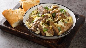 Fígado acebolado (Imagem: AS Foodstudio | Shutterstock)