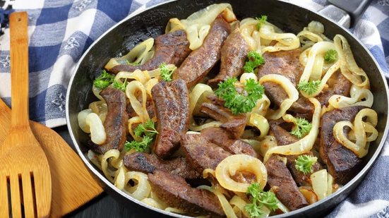 Fígado acebolado (Imagem: from my point of view | Shutterstock)