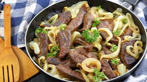 Fígado acebolado (Imagem: from my point of view | Shutterstock)