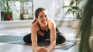 O yoga é um aliado valioso durante a menopausa (Imagem: Galina Zhigalova | Shutterstock)